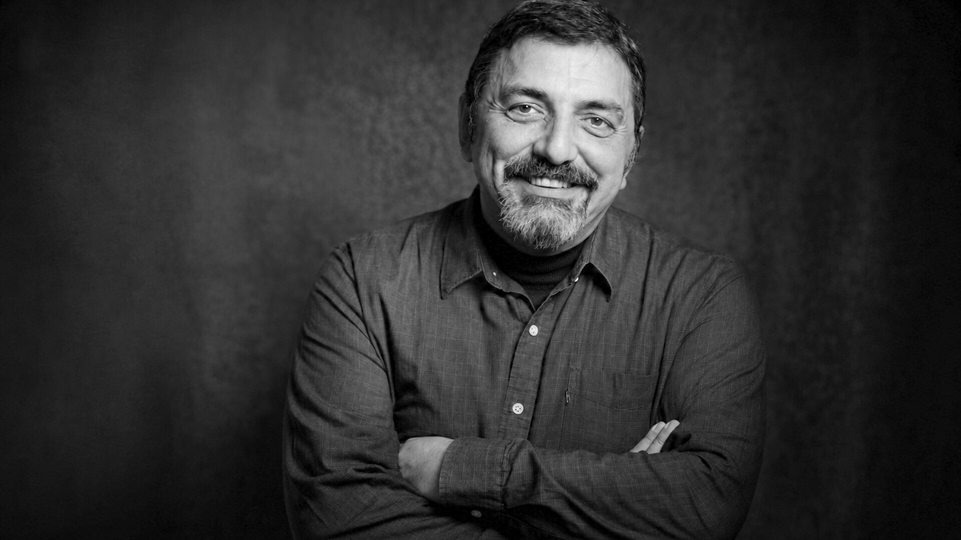 Karanlık fonda KİTABİ dergisinin temsili yazar portresi